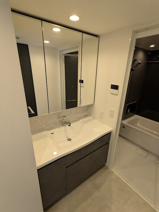 グランパセオ名駅那古野の洗面所|明るい洗面所です