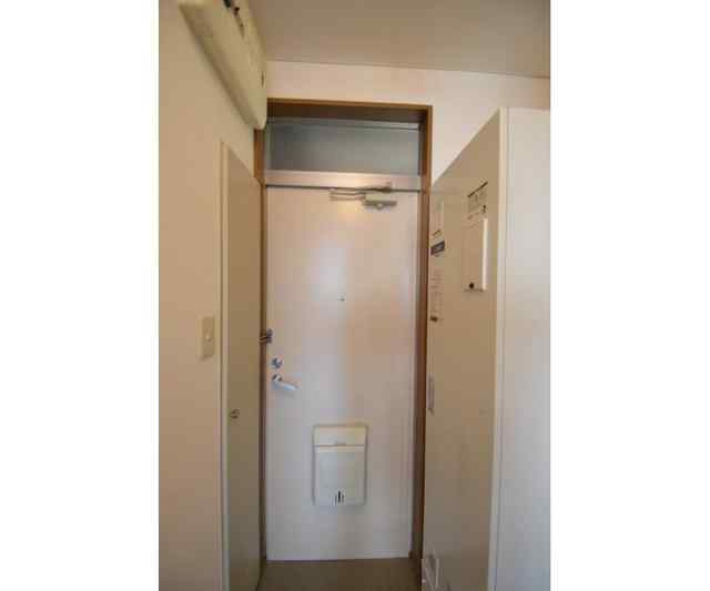 調布市布田４丁目のアパートの玄関