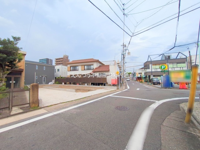 リーブルガーデン廿軒家の前面道路含む現地写真