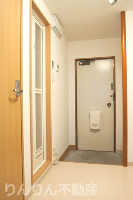 【玄関】 | メゾンオレンジ1 | ゆったりとした玄関です