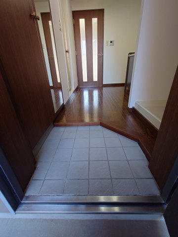 稲城市東長沼の賃貸マンションの玄関