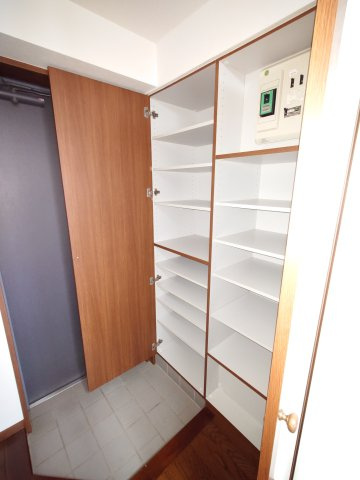 稲城市東長沼の賃貸マンションの収納