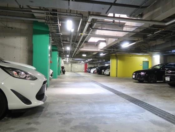 稲城市東長沼の賃貸マンションの駐車場