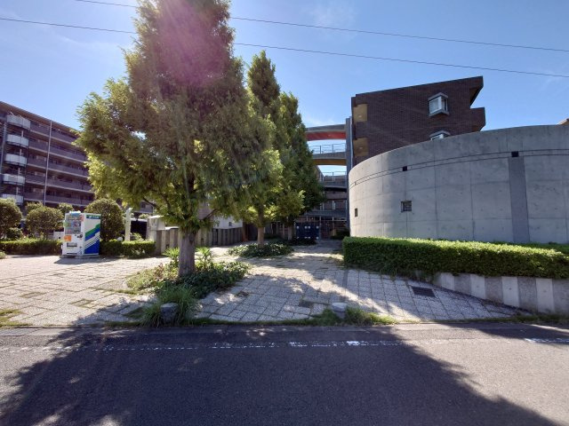 稲城市東長沼の賃貸マンションの駐車場