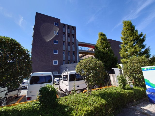 稲城市東長沼の賃貸マンションの駐車場