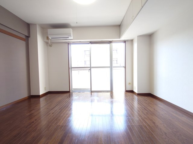 稲城市東長沼の賃貸マンションの居間・リビング