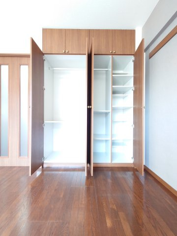 稲城市東長沼の賃貸マンションの収納