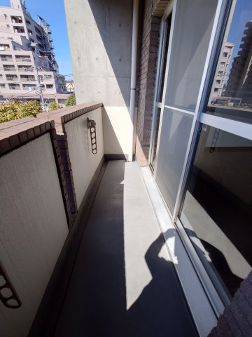 稲城市東長沼の賃貸マンションのバルコニー