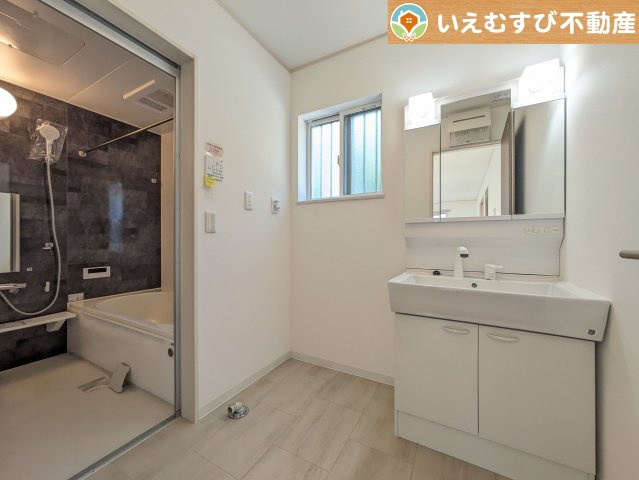 行田市長野3丁目　中古戸建の独立洗面台|3面ミラーの後ろは収納スペースを完備
生活感のあるものは隠して、スッキリシンプルな洗面台に！清潔感のある空間♪