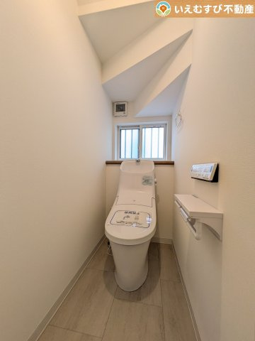 行田市長野3丁目　中古戸建のトイレ|シンプルで清潔感のあるトイレ
窓付きで明るく、お掃除しやすいシンプルな空間♪