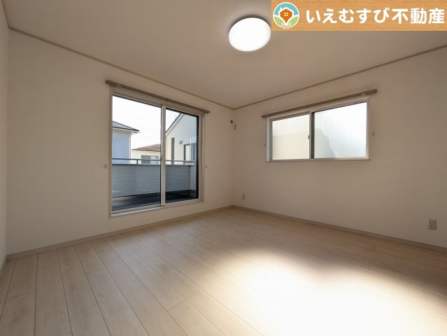 行田市長野3丁目　中古戸建の洋室|シンプルで明るいお部屋
2面採光で日当り良好！シンプルなお部屋なので自分で家具を選ぶのが楽しみですね！