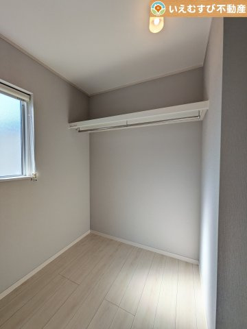 行田市長野3丁目　中古戸建の収納|たっぷりの収納力を備えたウォークインクローゼット
たくさん収納できるので季節物やかさばるバッグなども片付きます♪