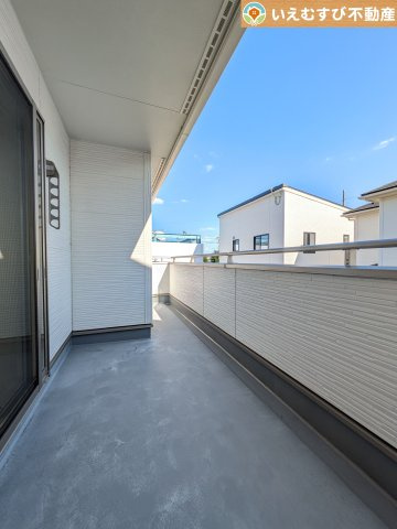 行田市長野3丁目　中古戸建のバルコニー|南バルコニーで毎日のお洗濯もラクラク快適
しっかり太陽の光が降り注ぐ南向きなのでお洗濯物が乾きやすい♪
