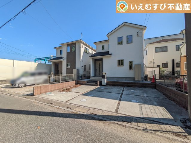 行田市長野3丁目　中古戸建の駐車場|3台駐車可能なスペース完備
しっかり舗装してある駐車スペースで天気が悪く足元が悪い日でも乗り降りしやすい♪