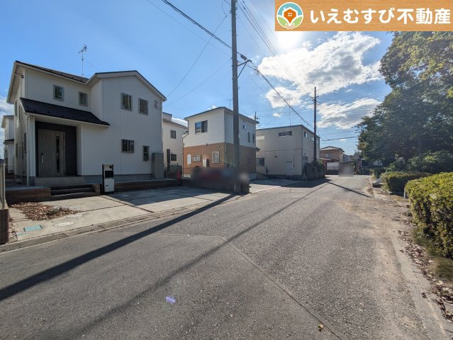 行田市長野3丁目　中古戸建の前面道路含む現地写真|安心の広々6ｍ前面道路
6ｍの前面道路はお車の駐車が楽々！すれ違える広さが確保されています♪