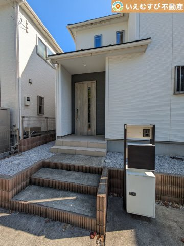 行田市長野3丁目　中古戸建のエントランス|落ち着いた色づかいのエントランス
駐車場からアクセスの良いエントランス。雨の日や荷物が多くても安心の動線♪