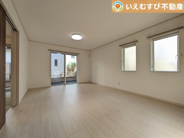 行田市長野3丁目　中古戸建の居間・リビング|ご家族みんながゆったりくつろげるリビング
ゆとりの空間でくつろいだり遊んだり、家族の時間が楽しみですね♪