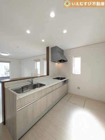 行田市長野3丁目　中古戸建のキッチン|リビングのお子様を見守りながらお料理ができる対面キッチン
様子を見たり会話をしながら過ごせるキッチンで楽しく料理ができますね！