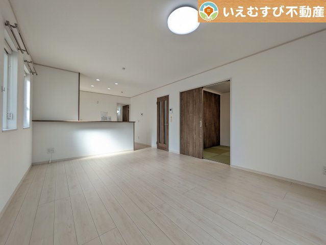 行田市長野3丁目　中古戸建の居間・リビング|開放感と家族との距離感にこだわったＬＤＫ
採光たっぷりのリビングで休日には家族みんなでくつろげそうですね♪