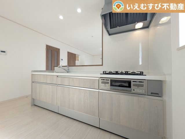 行田市長野3丁目　中古戸建のキッチン|機能性収納性に溢れるキッチン。
収納もたっぷり付いていてすっきり片付く！毎日楽しくお料理が出来そうです！