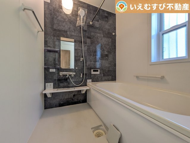 行田市長野3丁目　中古戸建の浴室|モダンな配色の落ち着いた浴室
ダークトーンの壁面がアクセントになっておしゃれ！窓付きで空気の入れ替えも出来ます！