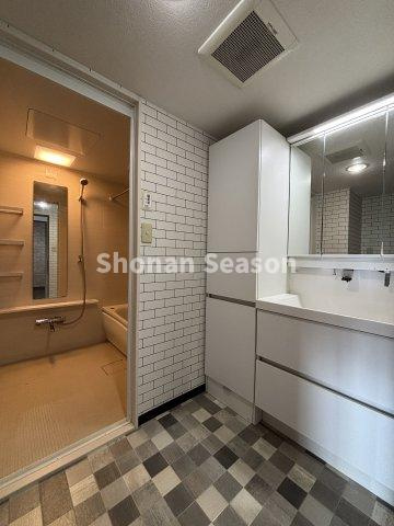 【独立洗面台】 | 機能性・収納力を兼ね備えた独立洗面台◎キレイな水回りのお部屋です♪