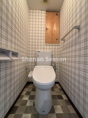 【トイレ】 | アクセントクロスで汚れが目立ちにくく、年中快適な「温水洗浄便座」