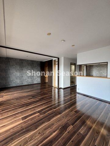 【居間・リビング】 | ソファ・テーブルを置いてもスペースにゆとりがございます♪