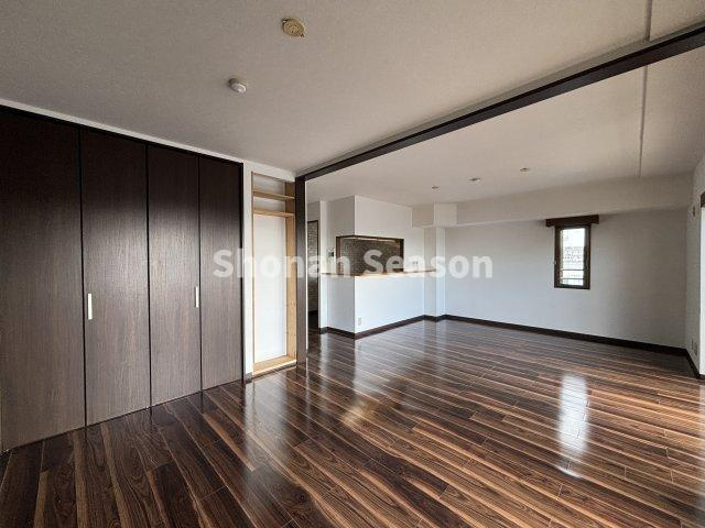 【洋室】 | リビング繋がりの洋室の間仕切りを開放すれば、一体利用が可能です♪