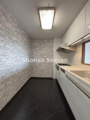 【キッチン】 | 作業スペース広く３口コンロにグリル搭載！お料理の幅が広がります♪