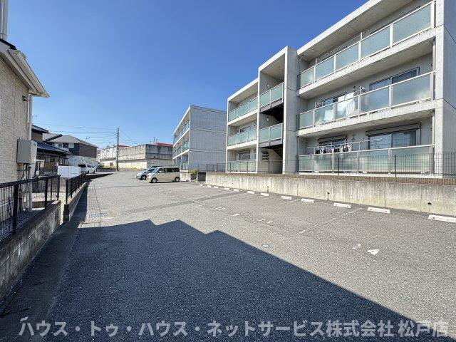 エクシード二ツ木C棟の駐車場