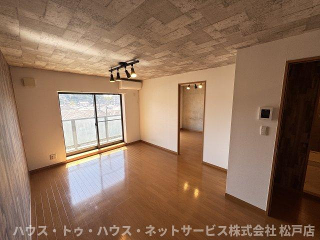 エクシード二ツ木C棟の居間・リビング