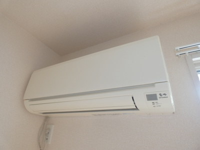 【設備】 | Y’sフラットA | エアコンはリビングに1台付いております。