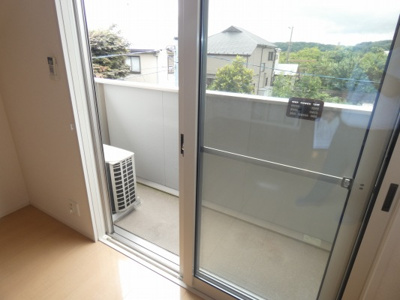 【バルコニー】 | Y’sフラットA | 南向きで日当たり良好。