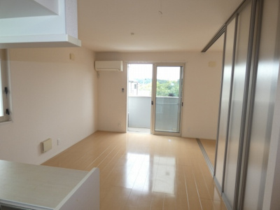 【居間・リビング】 | Y’sフラットA | 11.9帖の大きなリビングです。