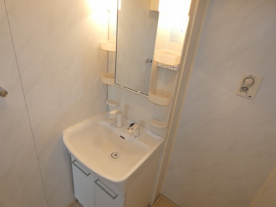 【独立洗面台】 | Y’sフラットA | 朝の身支度に便利なシャワー付き洗面台完備。