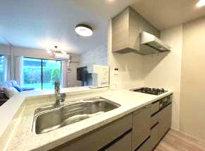 【キッチン】 | リビオシティ南砂町ステーションサイト | 【システムキッチン】ワイドで収納豊富な使い勝手の良いカウンターキッチンには、食洗器や伸縮タイプのキッチン水栓、三ツ口コンロ・魚焼きグリルなどの便利な設備が標準完備されています。