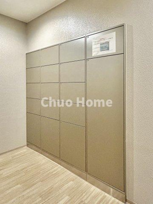 【設備】 | リビオシティ南砂町ステーションサイト | 【宅配ボックス】在宅時・不在時に関わらず、居住者の代わりに非対面で宅配物を受け取ってくれる便利な設備です。わかりやすくご説明致しますので見学時にはお部屋だけではなく共用部分もぜひチェックしてください。