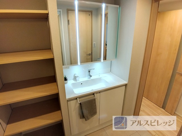 成増ハウスの独立洗面台|朝の支度にも助かる、独立の洗髪洗面化粧台