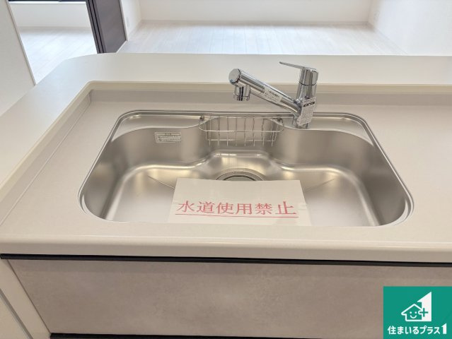 高石市取石　新築一戸建ての独立洗面台|清潔感のある洗面台です。フラットな鏡は掃除がしやすく毎日清潔！ホースは引き出して使えるので洗顔やお掃除の際に便利です！