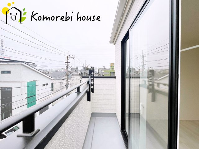 さいたま市北区宮原町2丁目　4期　新築一戸建て　ブルーミングガーデン　01のバルコニー|広々としたバルコニーです