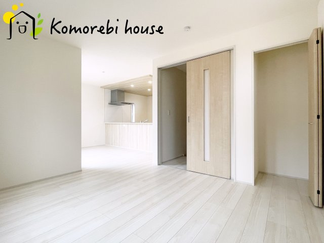 さいたま市北区宮原町2丁目　4期　新築一戸建て　ブルーミングガーデン　01の居間・リビング|使いやすい居間です