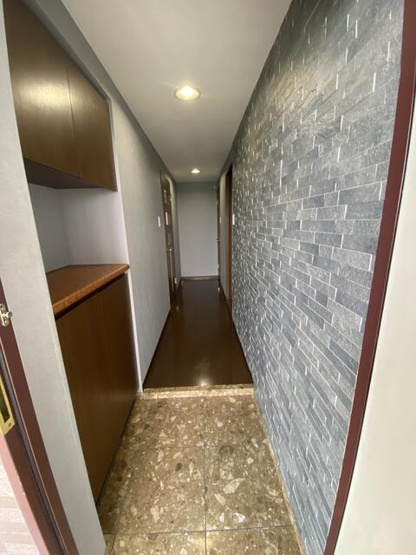 【玄関】 | ドメス稲田堤 | 石調の装飾が高級感を演出します 