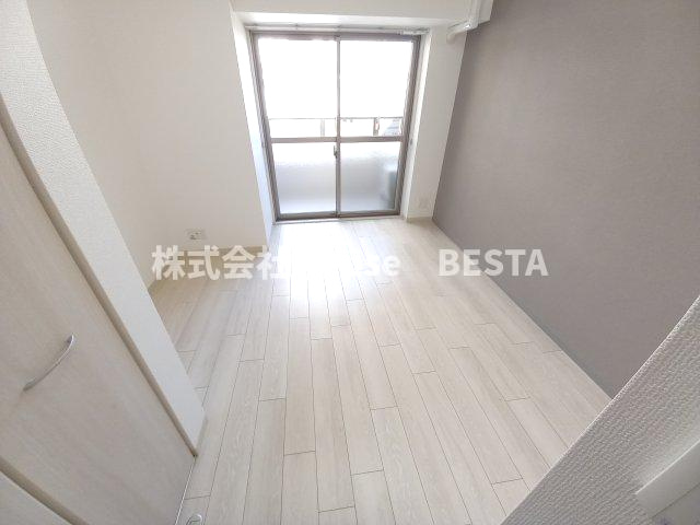 メゾンエスプリ生田の洋室