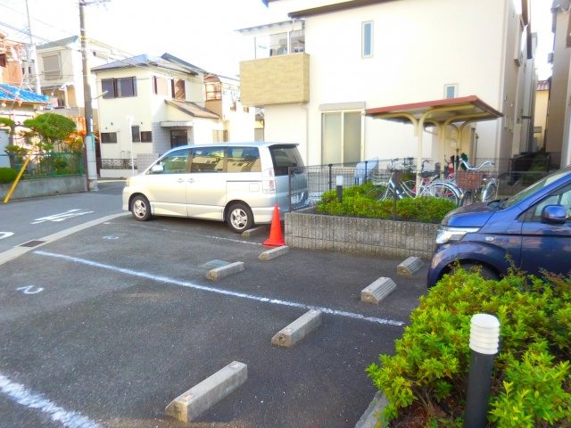 レオパレスマンゲシアの駐車場