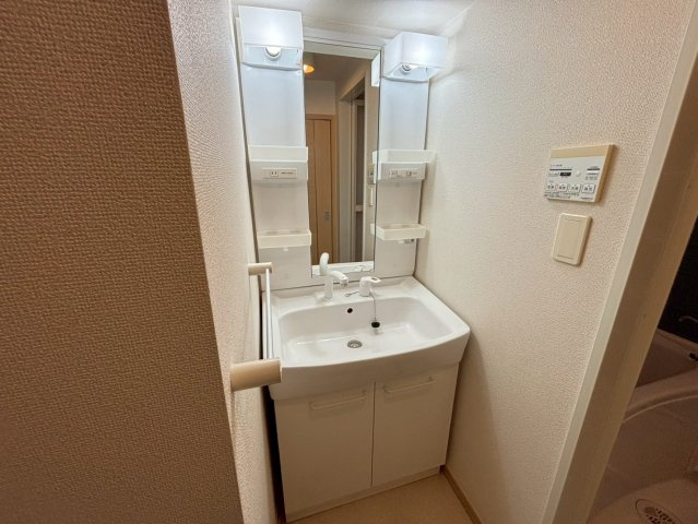 ポエム・ひまわりの独立洗面台