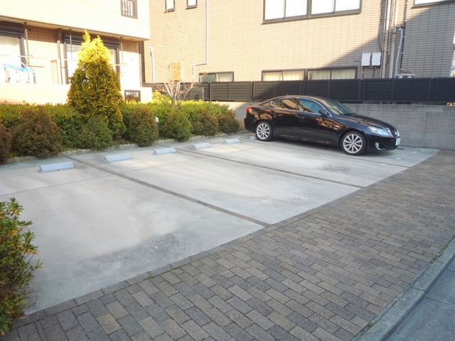 エステート東綾瀬の駐車場|★敷地内有料駐車場★※現在満車