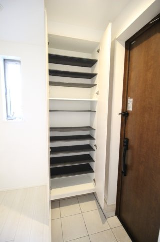 駒込2丁目戸建の玄関|シューズボックス