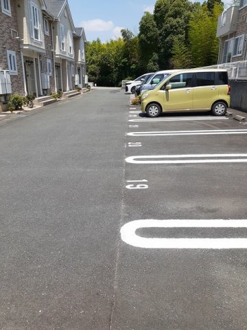 ラシーヌ伍番館の駐車場