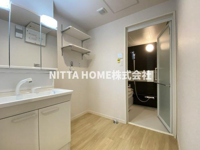 シャーメゾン　Ｋｅｙ　Ｌｕｃｋの洗面所|洗濯機置き場の上に収納棚がついていて便利ですよ◇